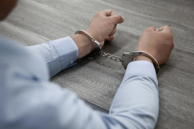 Верка Сердючка поет, Харьковский считает выручку, а Исаев отдыхает: хроника одного обналичивания