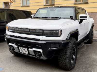 Пыльные дороги бизнеса Дениса Олейника: что скрывает его роскошный GMC Hummer EV и компания АМК?
