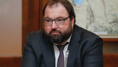 Министр цифрового развития Максут Шадаев «душит» Запад со смартфоном Apple в руках