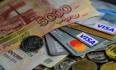 Российские банки начали массово блокировать большие переводы денег