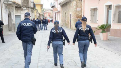 Italian authorities apprehend 13 individuals of Chinese descent in a significant operation targeting a mafia organization
