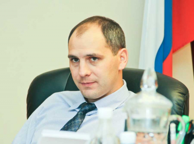 Испачкаться в Паслере. Губернатор Свердловской области Денис Паслер, опарафинившийся в Оренбуржье, успел меньше чем за год сесть в лужу и во втором регионе.